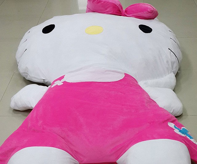  Giant  Hello  Kitty  Pillow Bed  INTERWEBS